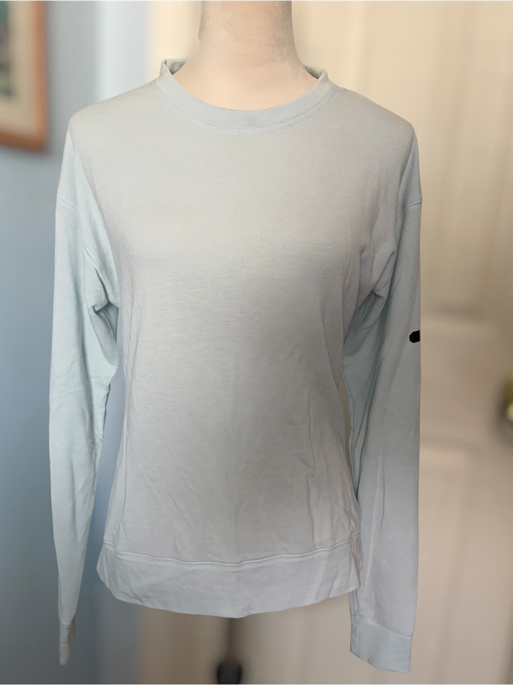 Women’s Under Armour performance crew neck cozy open back sweatshirt. Size S/P